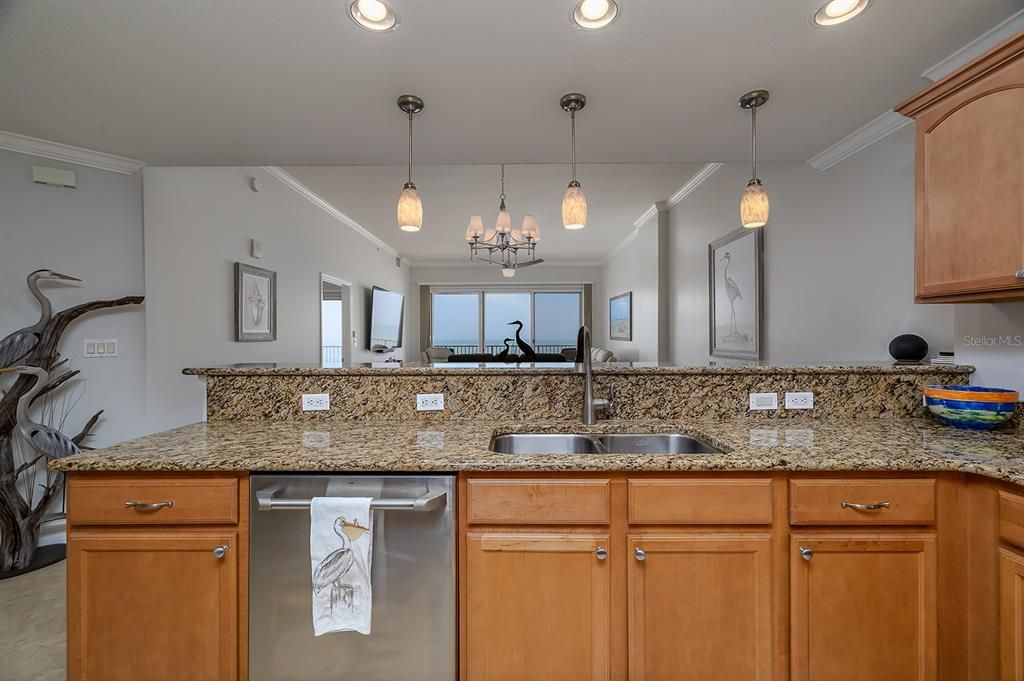 合同活跃: $974,000 (3 贝兹, 3 浴室, 2000 平方英尺)