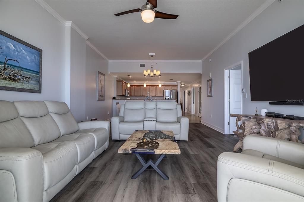 合同活跃: $974,000 (3 贝兹, 3 浴室, 2000 平方英尺)