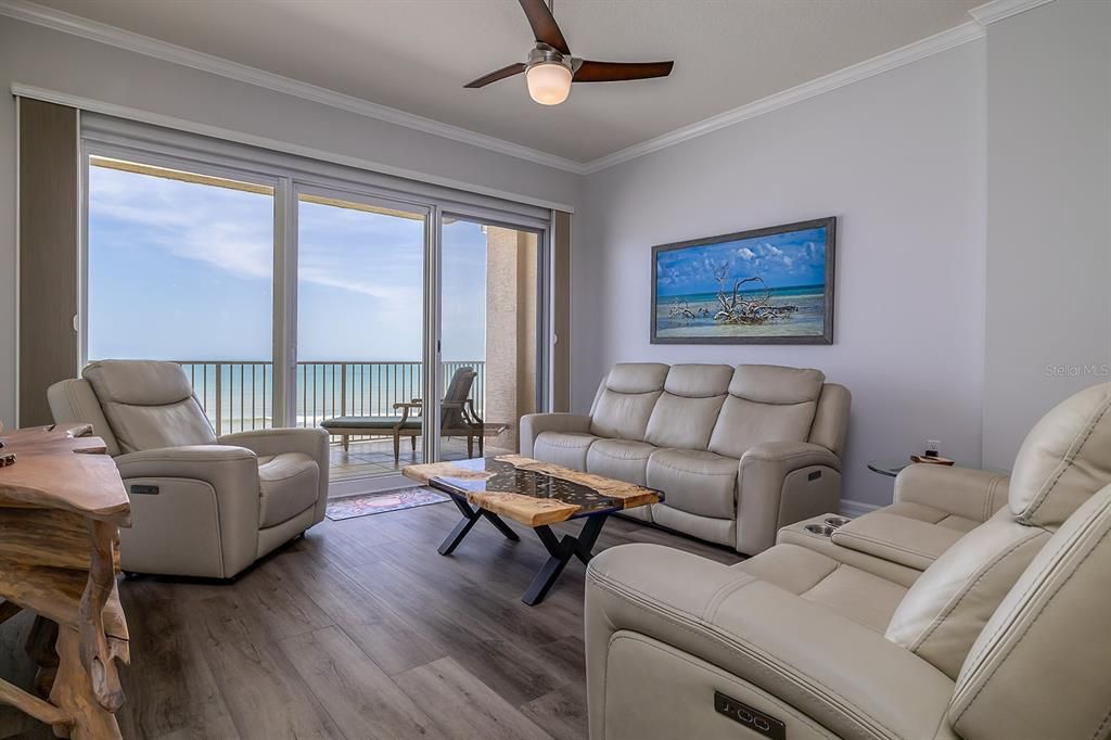 合同活跃: $974,000 (3 贝兹, 3 浴室, 2000 平方英尺)