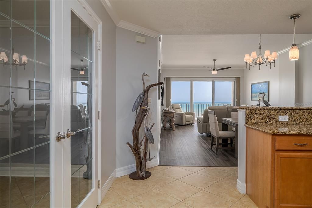 合同活跃: $974,000 (3 贝兹, 3 浴室, 2000 平方英尺)