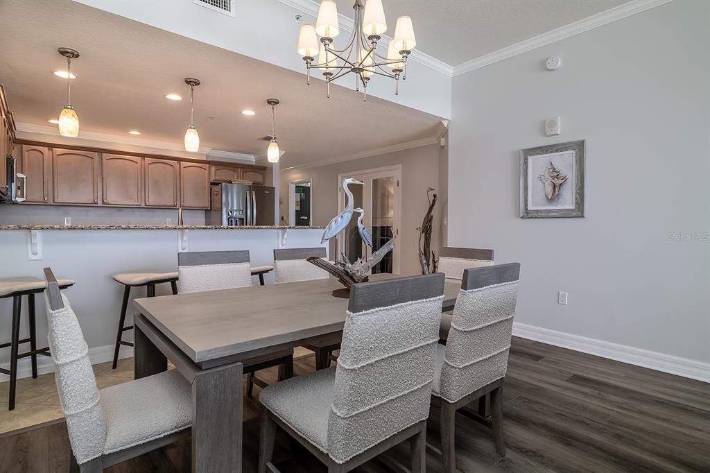 合同活跃: $974,000 (3 贝兹, 3 浴室, 2000 平方英尺)