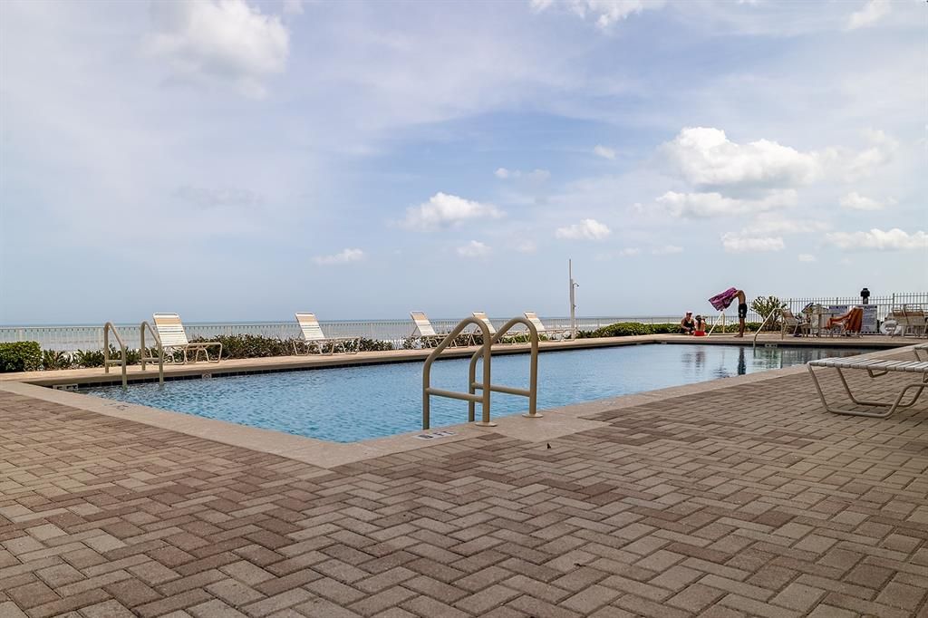 合同活跃: $974,000 (3 贝兹, 3 浴室, 2000 平方英尺)