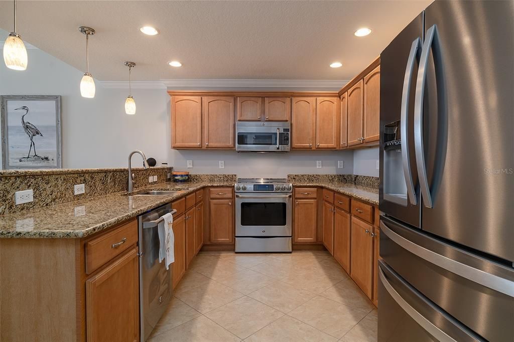 合同活跃: $974,000 (3 贝兹, 3 浴室, 2000 平方英尺)