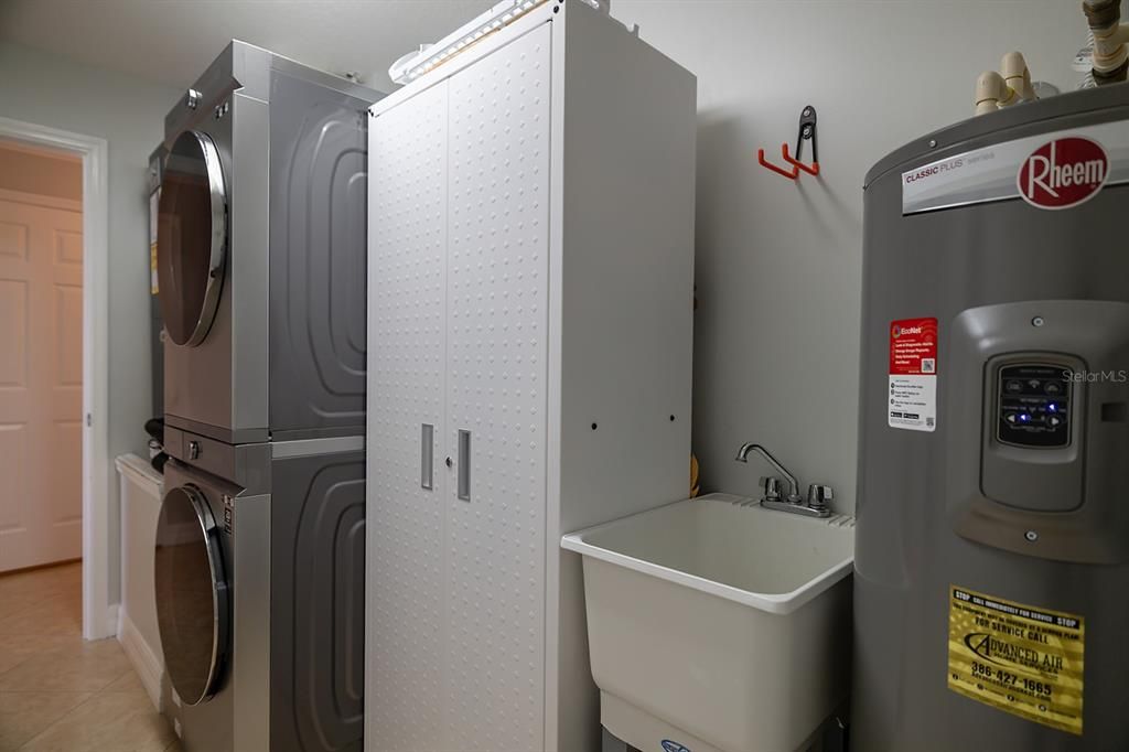 合同活跃: $974,000 (3 贝兹, 3 浴室, 2000 平方英尺)