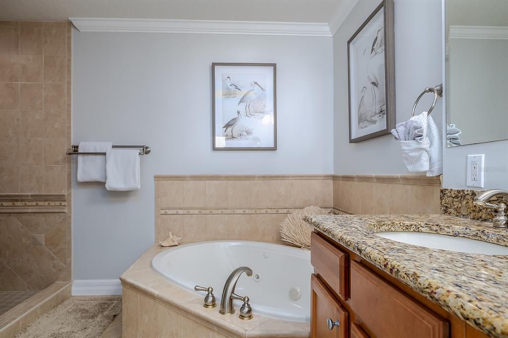 合同活跃: $974,000 (3 贝兹, 3 浴室, 2000 平方英尺)