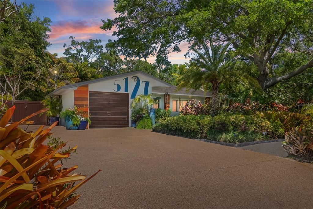 Recently Sold: $895,000 (3 beds, 2 baths, 1259 Square Feet)