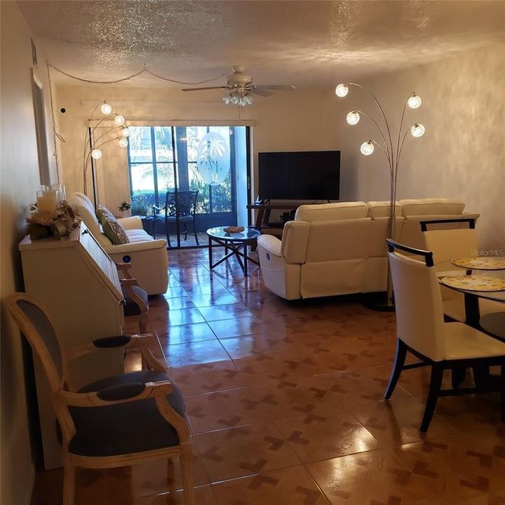 На продажу: $225,000 (2 спален, 2 ванн, 1094 Квадратных фут)