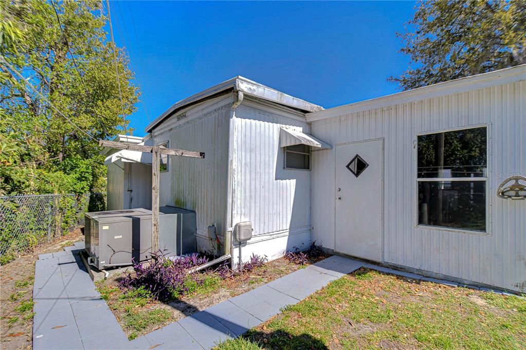 Active With Contract: $69,900 (2 beds, 2 baths, 768 Square Feet)