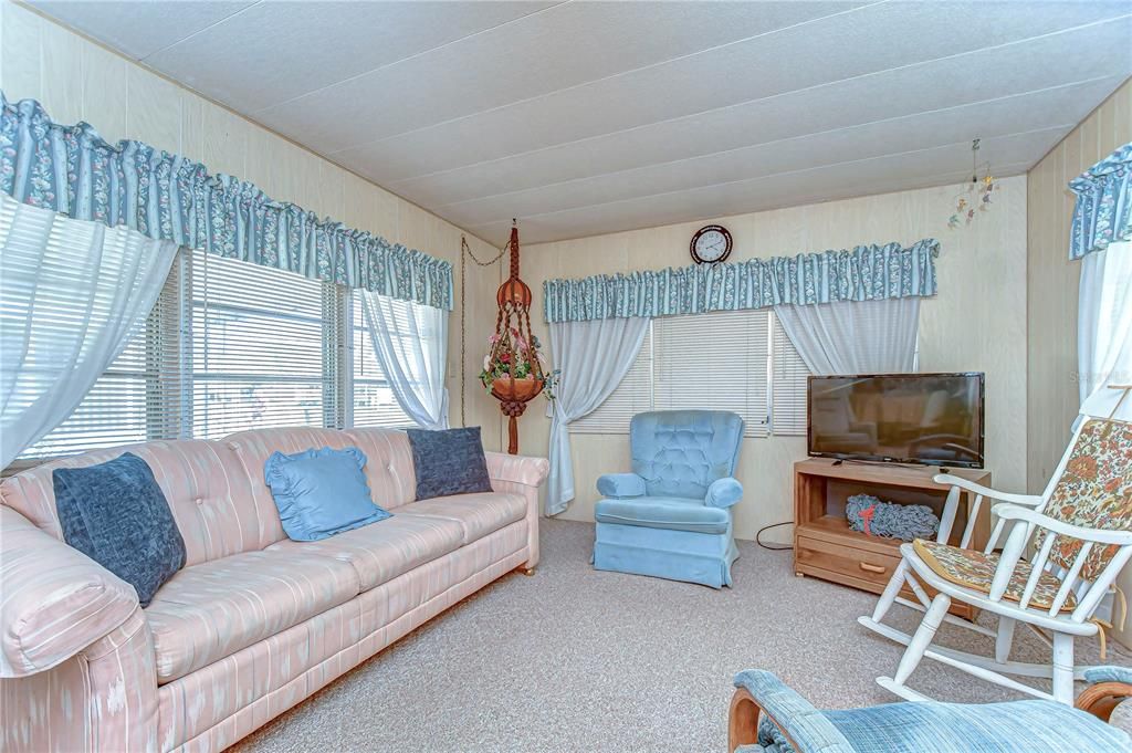 Active With Contract: $69,900 (2 beds, 2 baths, 768 Square Feet)