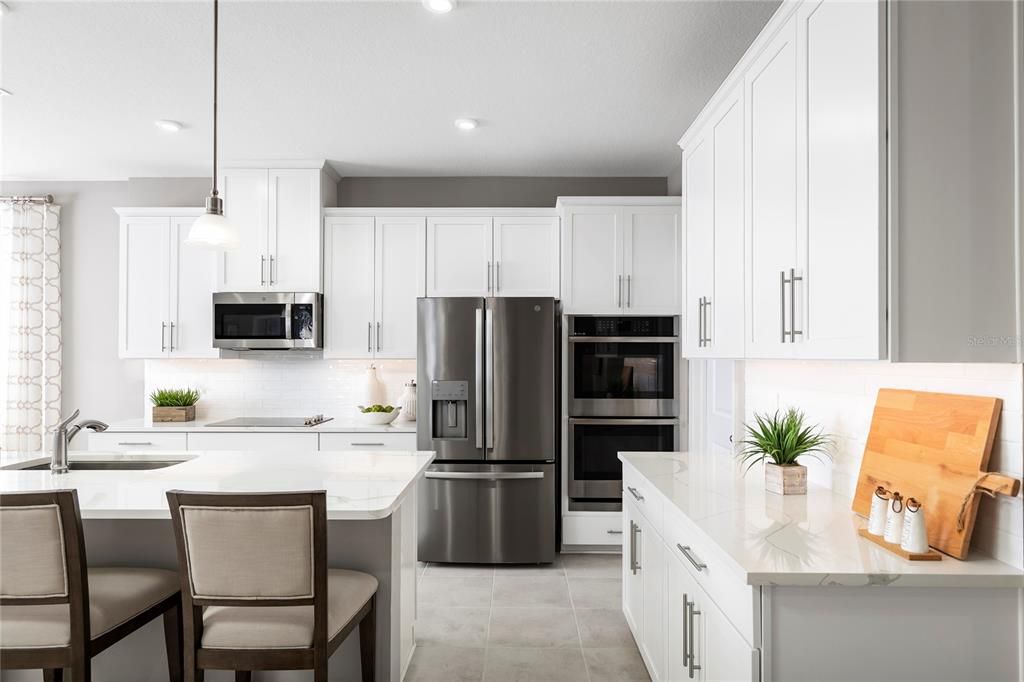 合同活跃: $566,510 (4 贝兹, 2 浴室, 2160 平方英尺)