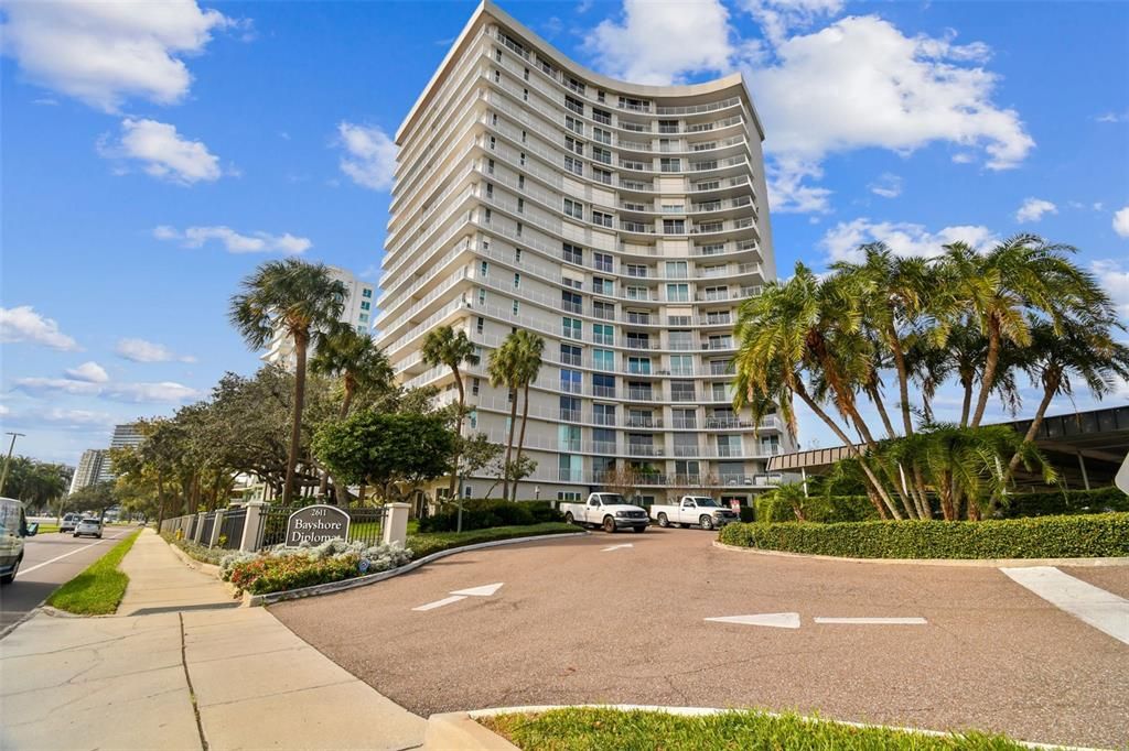 Recently Rented: $3,000 (1 beds, 1 baths, 988 Square Feet)