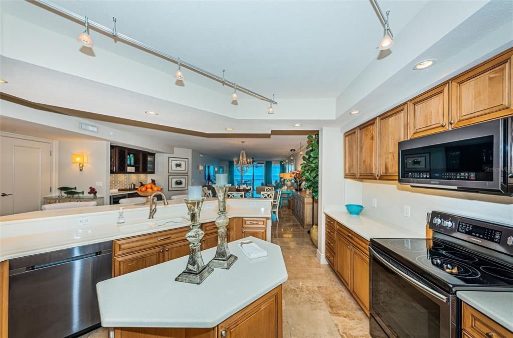 For Sale: $2,695,000 (3 beds, 2 baths, 2328 Square Feet)