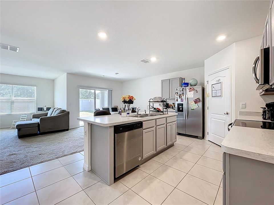 Под контрактом: $310,000 (4 спален, 2 ванн, 1867 Квадратных фут)