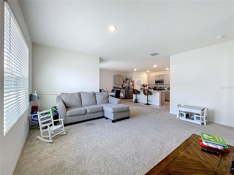 Под контрактом: $310,000 (4 спален, 2 ванн, 1867 Квадратных фут)