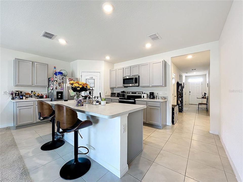 Под контрактом: $310,000 (4 спален, 2 ванн, 1867 Квадратных фут)