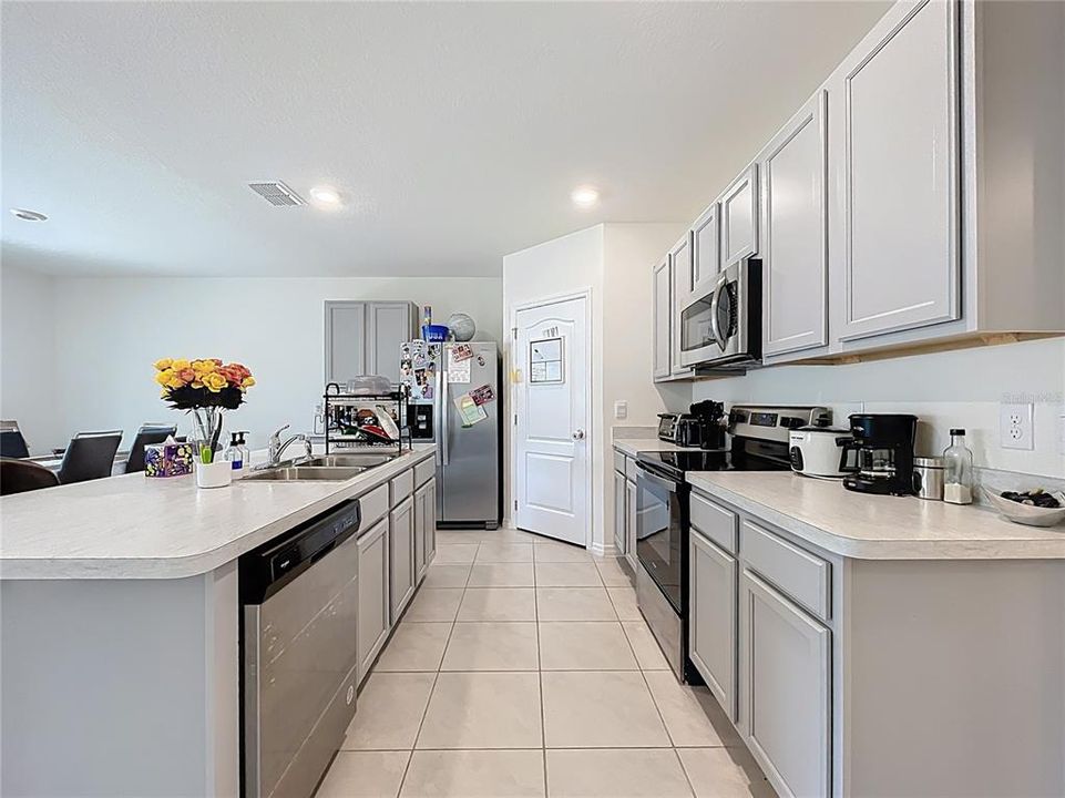 Под контрактом: $310,000 (4 спален, 2 ванн, 1867 Квадратных фут)