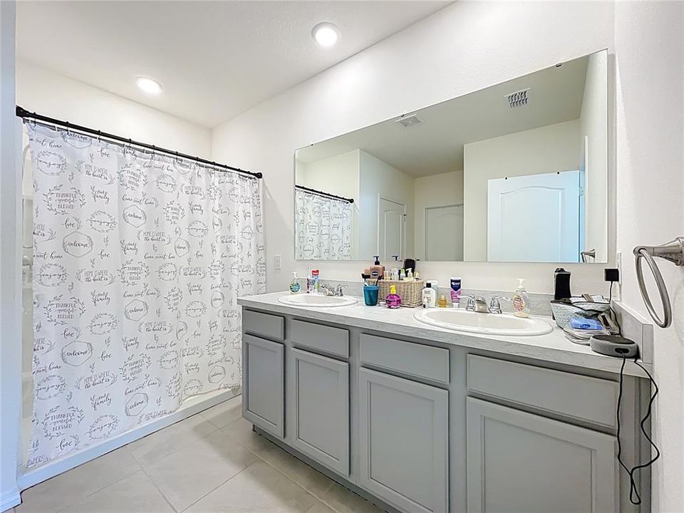 Под контрактом: $310,000 (4 спален, 2 ванн, 1867 Квадратных фут)