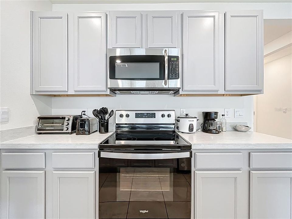 Под контрактом: $310,000 (4 спален, 2 ванн, 1867 Квадратных фут)