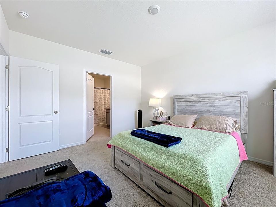 Под контрактом: $310,000 (4 спален, 2 ванн, 1867 Квадратных фут)