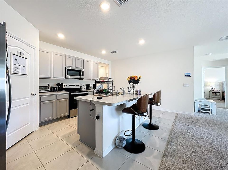 Под контрактом: $310,000 (4 спален, 2 ванн, 1867 Квадратных фут)