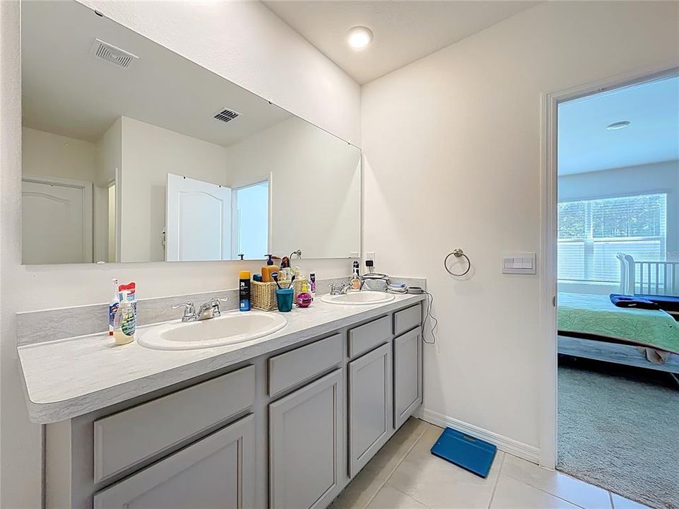 Под контрактом: $310,000 (4 спален, 2 ванн, 1867 Квадратных фут)