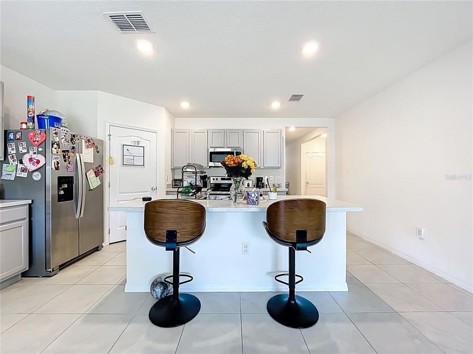 Под контрактом: $310,000 (4 спален, 2 ванн, 1867 Квадратных фут)