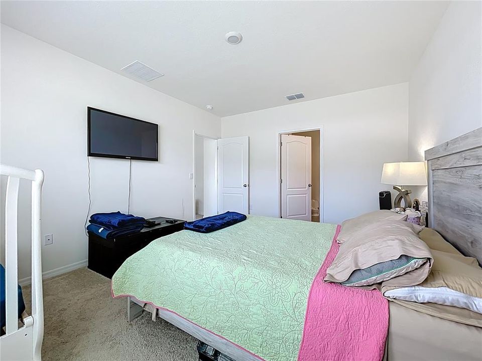 Под контрактом: $310,000 (4 спален, 2 ванн, 1867 Квадратных фут)