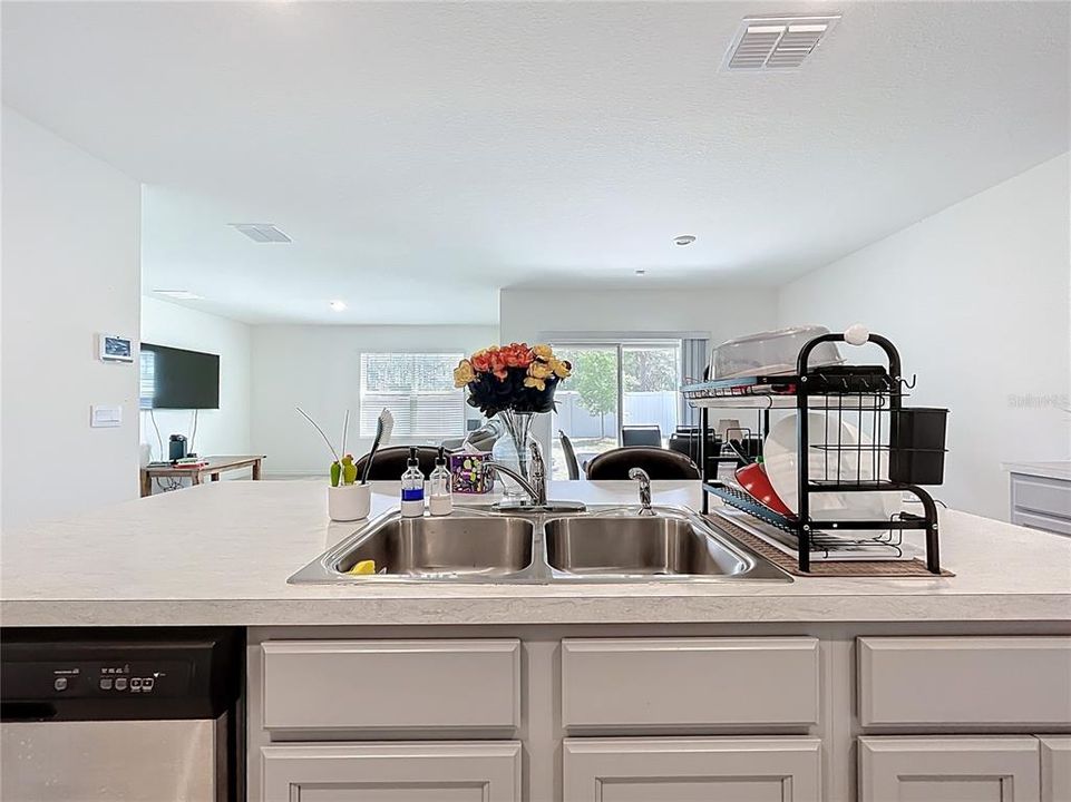 Под контрактом: $310,000 (4 спален, 2 ванн, 1867 Квадратных фут)