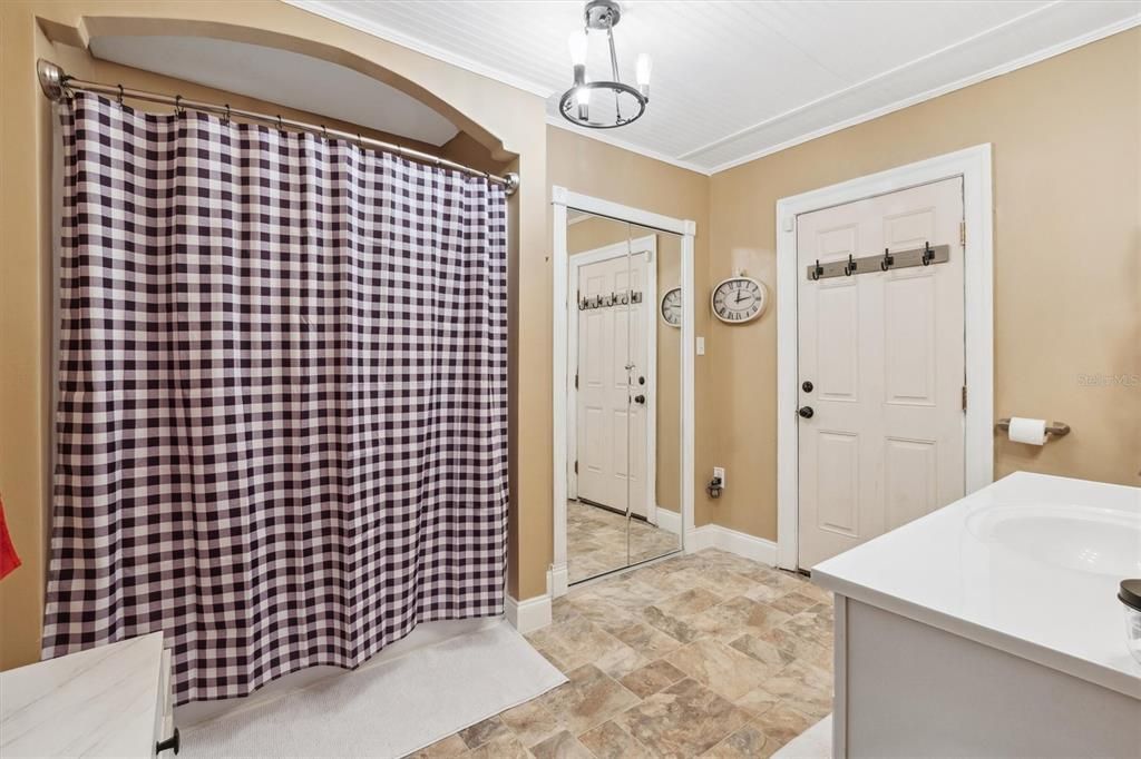 Под контрактом: $279,900 (3 спален, 2 ванн, 1819 Квадратных фут)