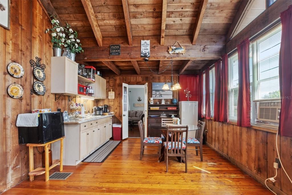 Под контрактом: $279,900 (3 спален, 2 ванн, 1819 Квадратных фут)