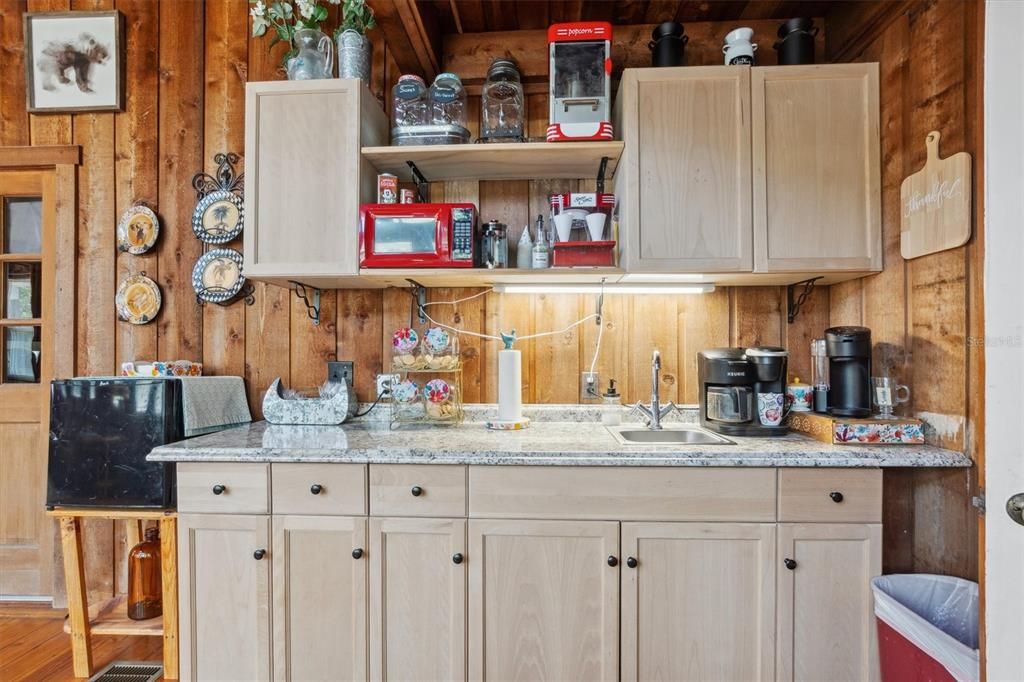 Под контрактом: $279,900 (3 спален, 2 ванн, 1819 Квадратных фут)