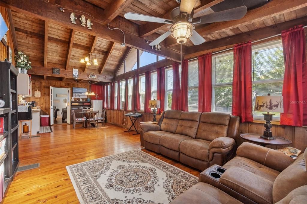 Под контрактом: $279,900 (3 спален, 2 ванн, 1819 Квадратных фут)