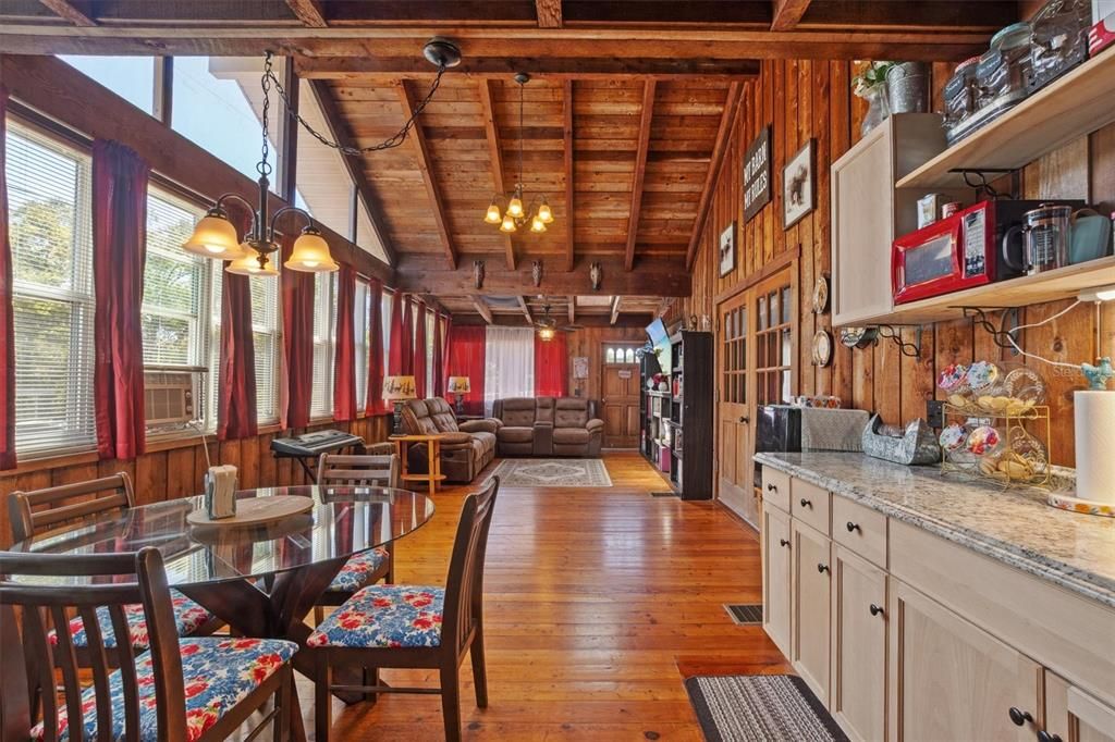 Под контрактом: $279,900 (3 спален, 2 ванн, 1819 Квадратных фут)