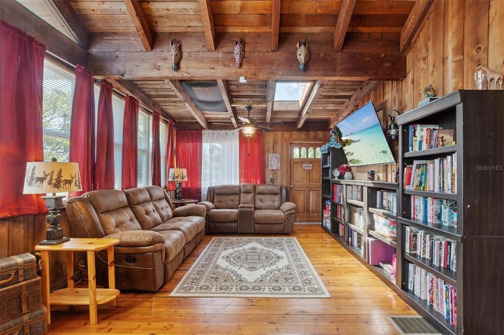 Под контрактом: $279,900 (3 спален, 2 ванн, 1819 Квадратных фут)