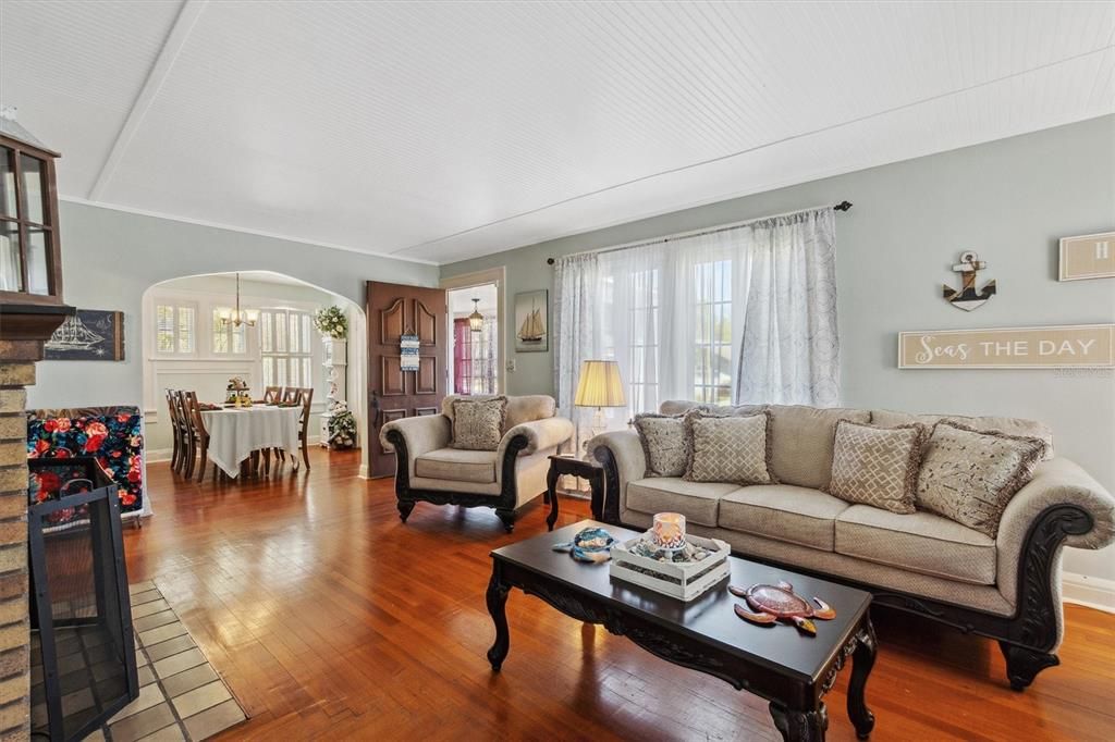 Под контрактом: $279,900 (3 спален, 2 ванн, 1819 Квадратных фут)