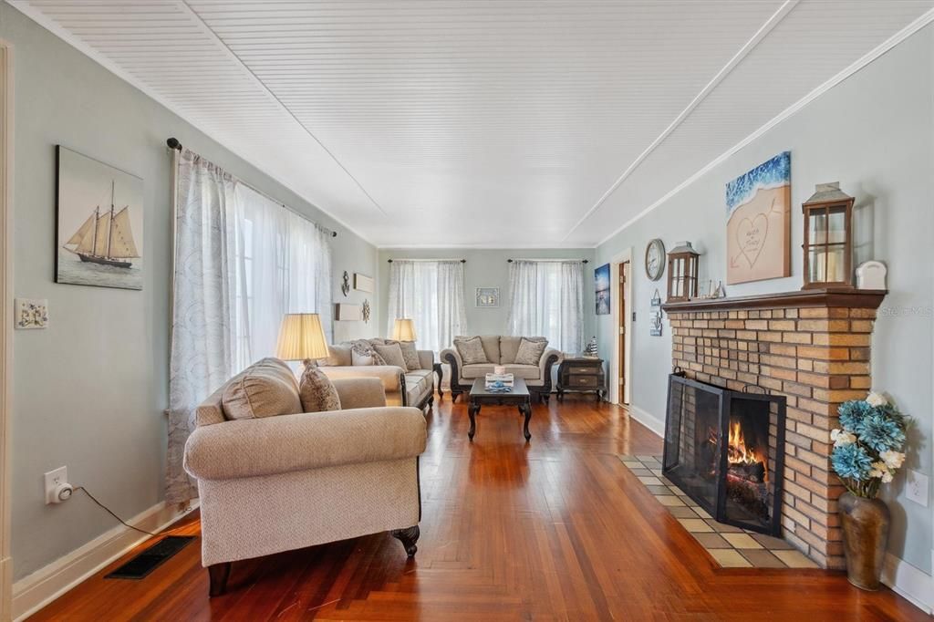 Под контрактом: $279,900 (3 спален, 2 ванн, 1819 Квадратных фут)