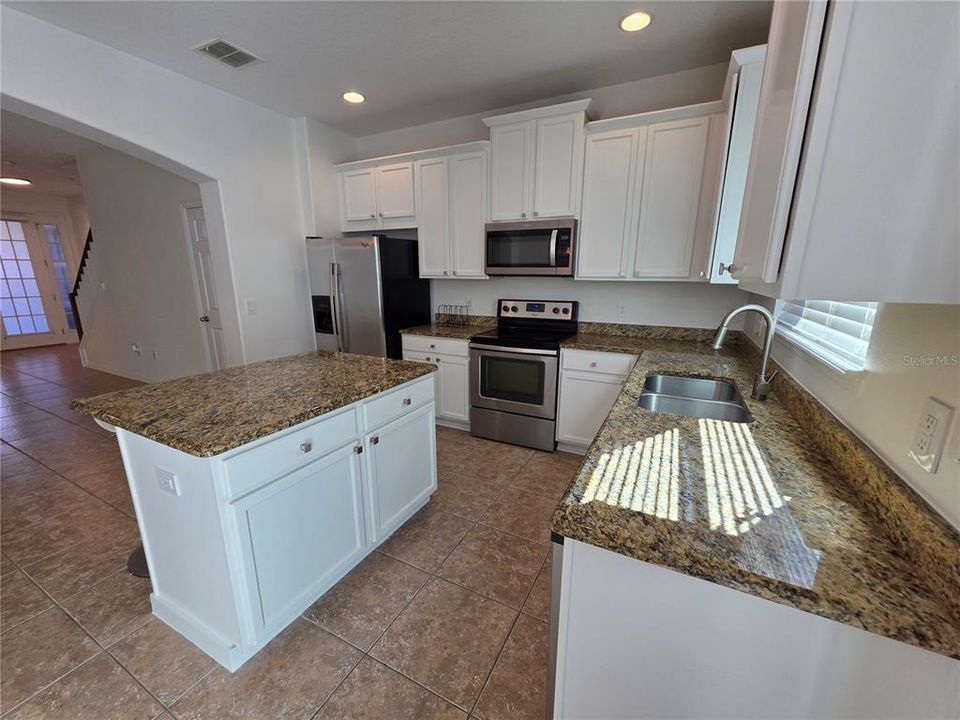 На продажу: $365,000 (3 спален, 2 ванн, 1762 Квадратных фут)