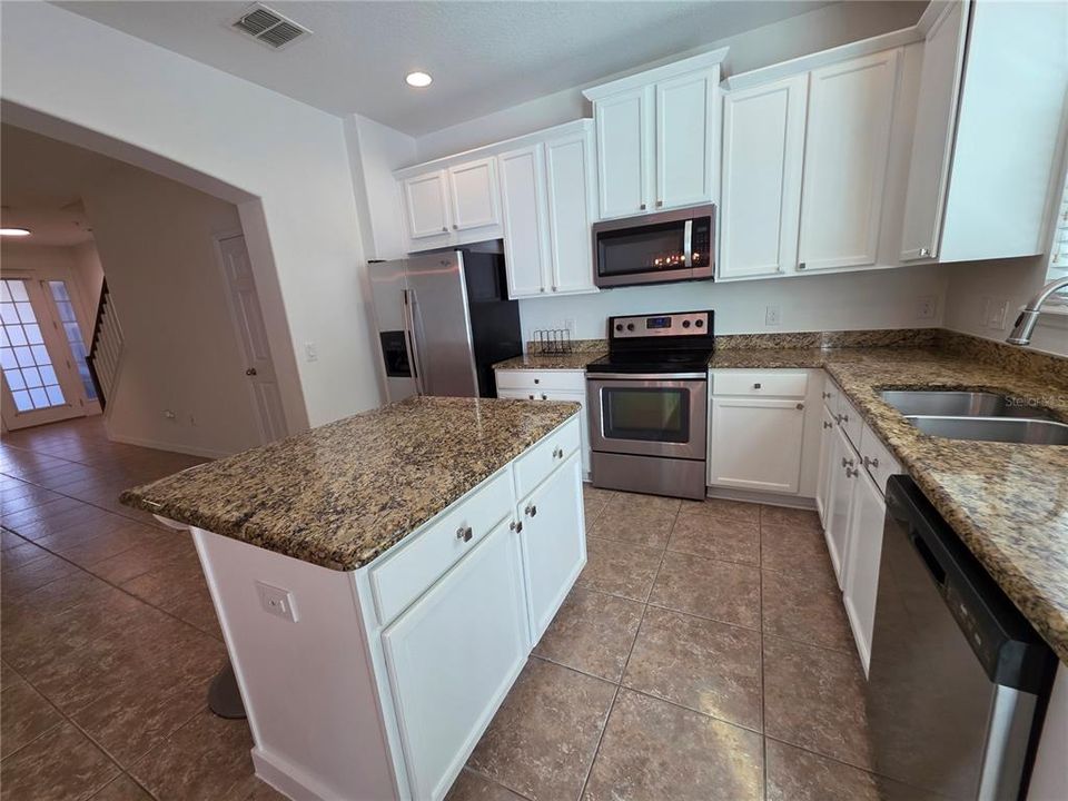 На продажу: $365,000 (3 спален, 2 ванн, 1762 Квадратных фут)