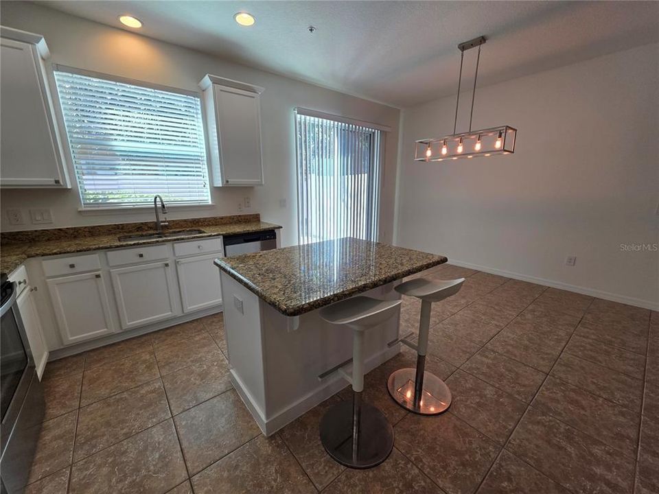 На продажу: $365,000 (3 спален, 2 ванн, 1762 Квадратных фут)