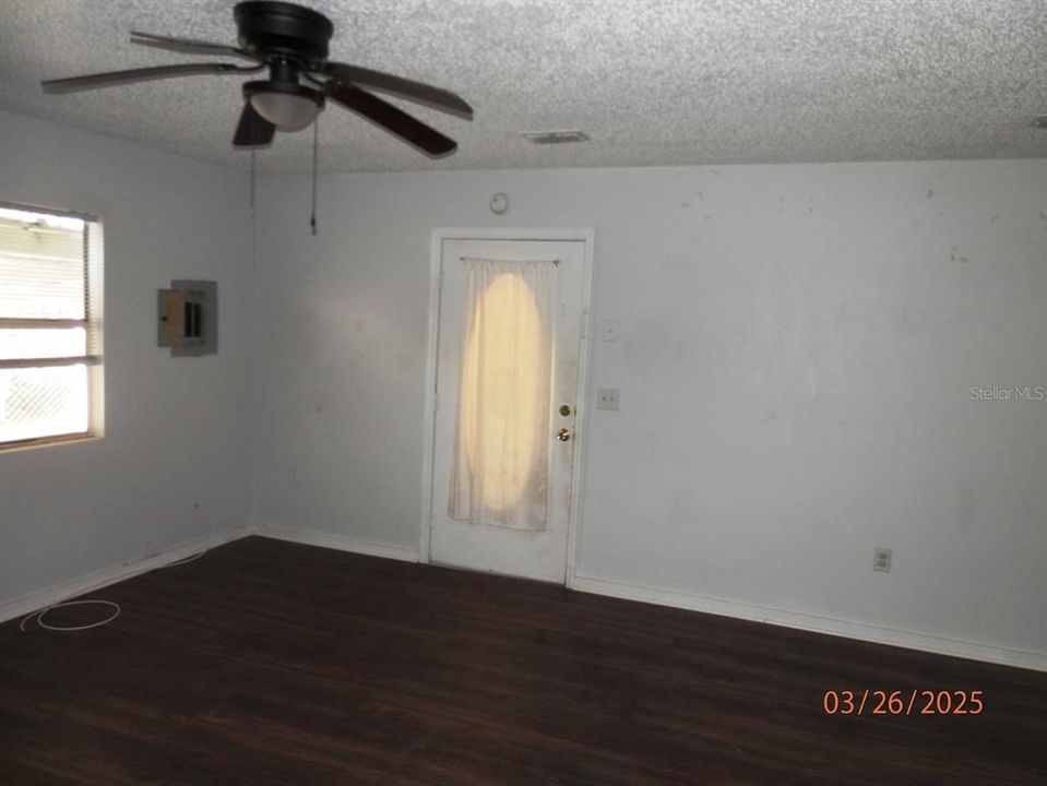 待售: $84,900 (3 贝兹, 1 浴室, 960 平方英尺)