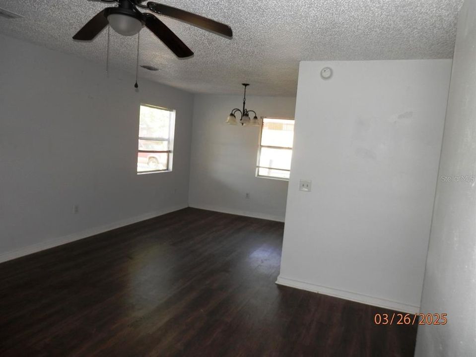 待售: $84,900 (3 贝兹, 1 浴室, 960 平方英尺)