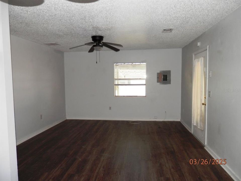 待售: $84,900 (3 贝兹, 1 浴室, 960 平方英尺)