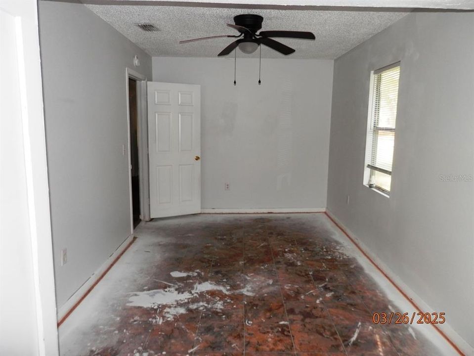 待售: $84,900 (3 贝兹, 1 浴室, 960 平方英尺)