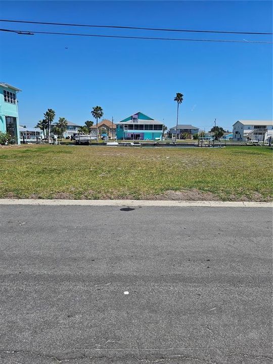 Недавно продано: $299,900 (0.18 acres)