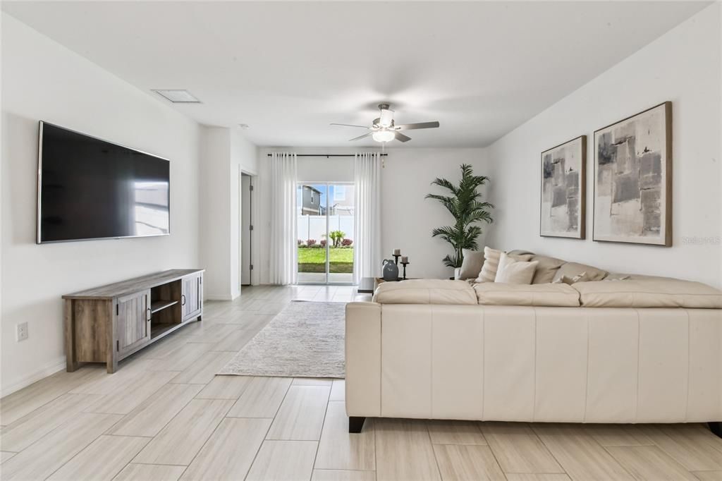 Под контрактом: $415,000 (5 спален, 2 ванн, 2389 Квадратных фут)