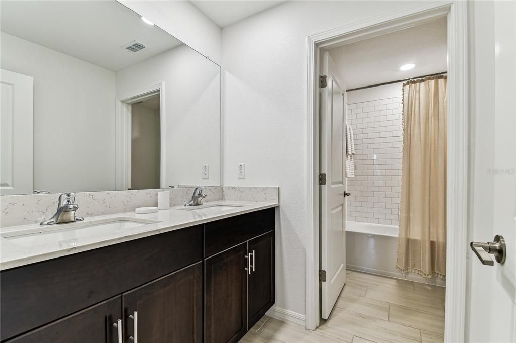 Под контрактом: $415,000 (5 спален, 2 ванн, 2389 Квадратных фут)