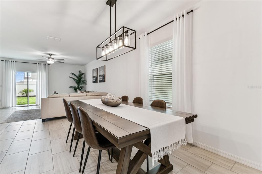 Под контрактом: $415,000 (5 спален, 2 ванн, 2389 Квадратных фут)