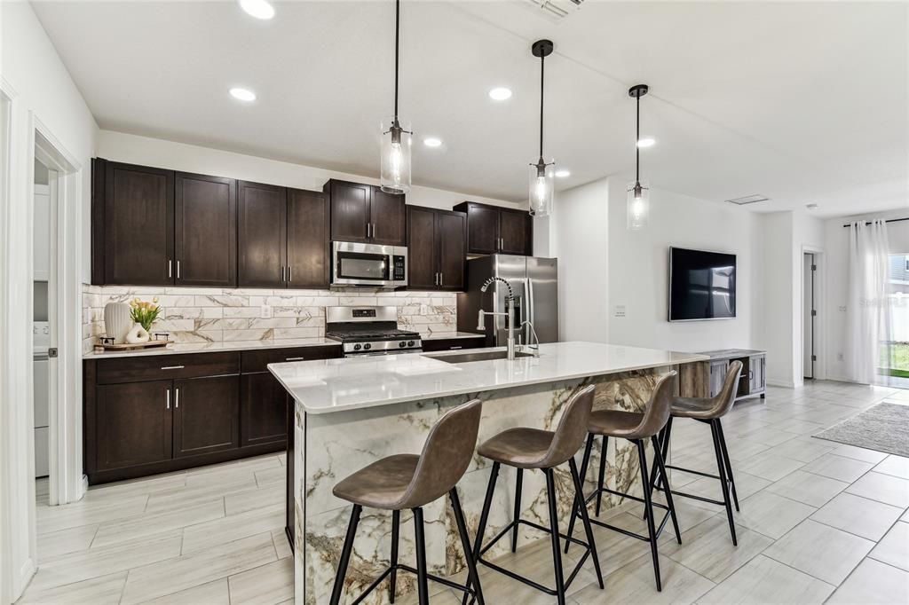 Под контрактом: $415,000 (5 спален, 2 ванн, 2389 Квадратных фут)