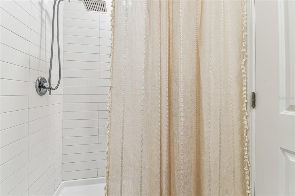 Под контрактом: $415,000 (5 спален, 2 ванн, 2389 Квадратных фут)