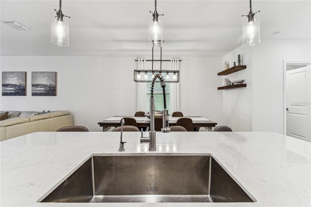 Под контрактом: $415,000 (5 спален, 2 ванн, 2389 Квадратных фут)